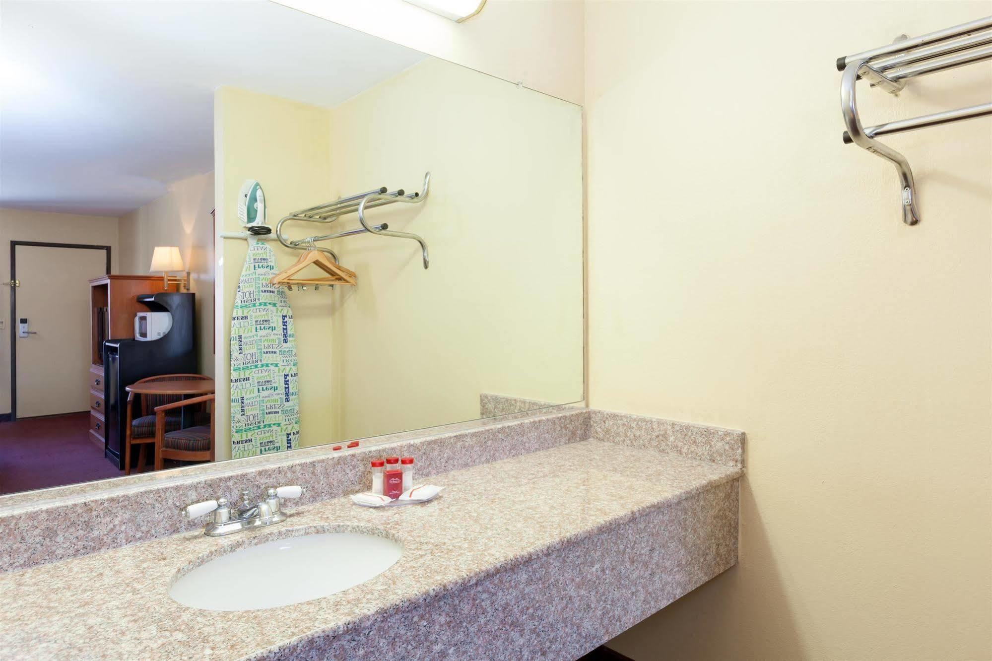 America'S Best Value Inn & Suites Bakersfield Central Extérieur photo