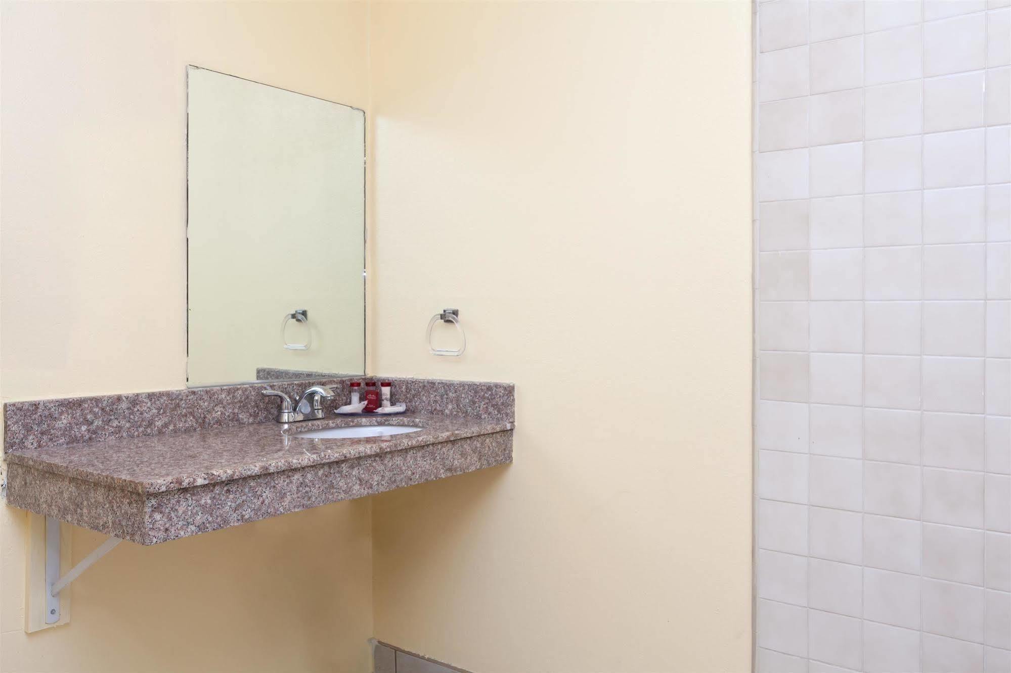 America'S Best Value Inn & Suites Bakersfield Central Extérieur photo